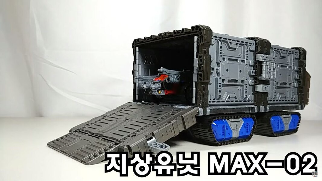 Diaclone DA 65 Battle Convoy V Max In Hand Review  (7 of 57)